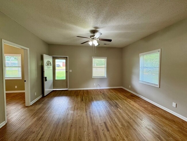 237 Co Rd 457 in Florence, AL - Foto de edificio - Building Photo