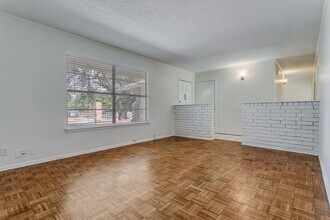 502 Thames Dr in San Antonio, TX - Foto de edificio - Building Photo