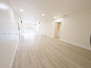 5781 SW 25th St in Miami, FL - Building Photo - Building Photo