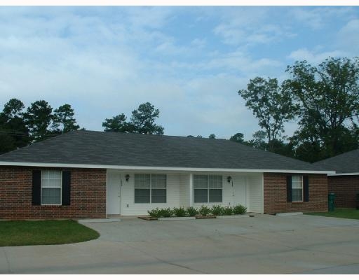 West Cal Patio Homes in Westlake, LA - Building Photo