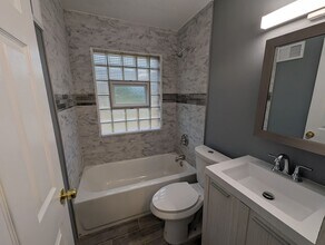 7884 Wayne Ave in University City, MO - Building Photo - Building Photo
