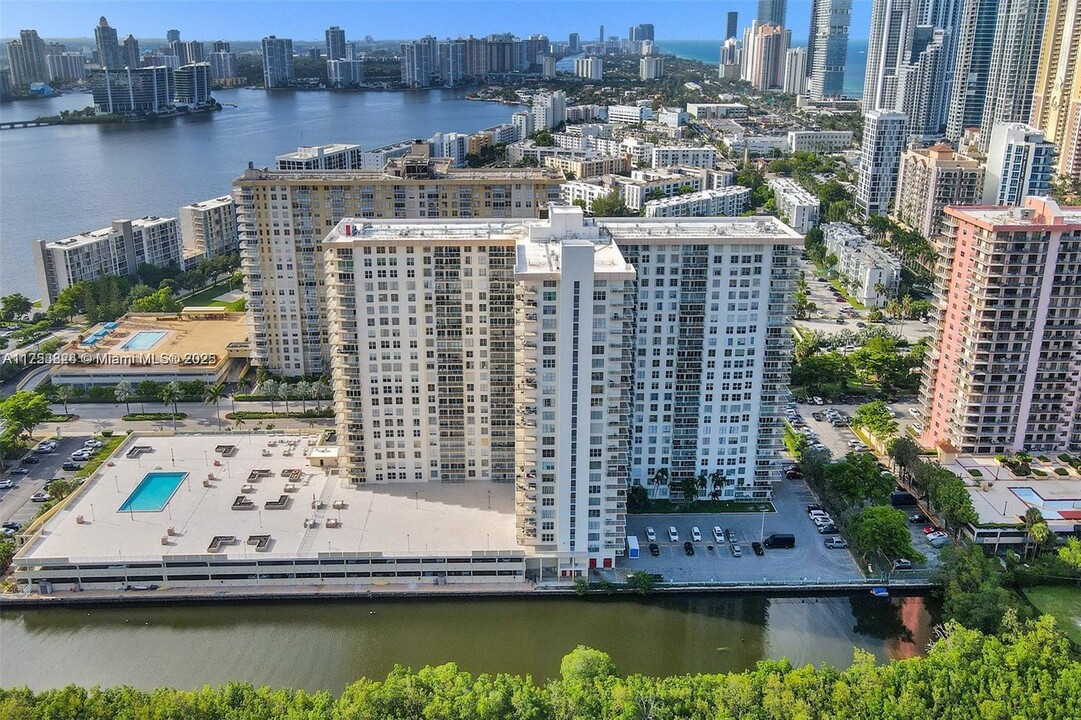 230 174th St in Sunny Isles Beach, FL - Foto de edificio