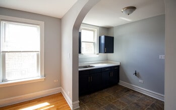 2448 N Laramie Ave in Chicago, IL - Building Photo - Building Photo