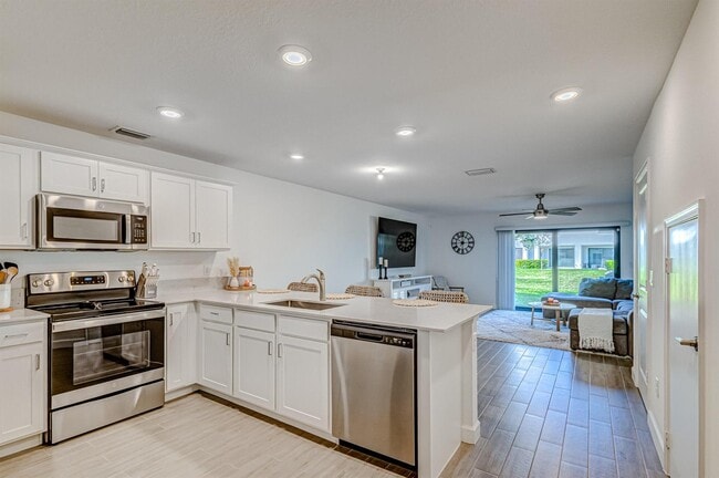 5007 Woods Edge Cir in Riviera Beach, FL - Building Photo - Building Photo