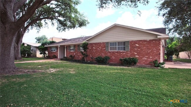 2405 Powell St in Bay City, TX - Building Photo - Building Photo