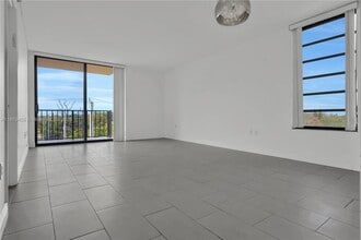 16751 NE 9th Ave, Unit 512 in North Miami Beach, FL - Building Photo - Building Photo
