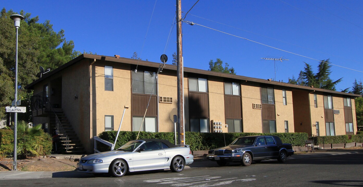 Dealynn Corners in Sacramento, CA - Building Photo