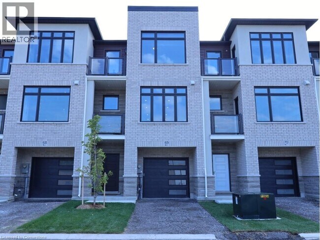 292 Vine St in St Catharines, ON - Building Photo - Building Photo