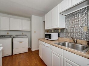 5113 Valley Stream Rd in Charlotte, NC - Building Photo - Building Photo