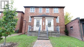 875 Millwood Rd in Toronto, ON - Building Photo