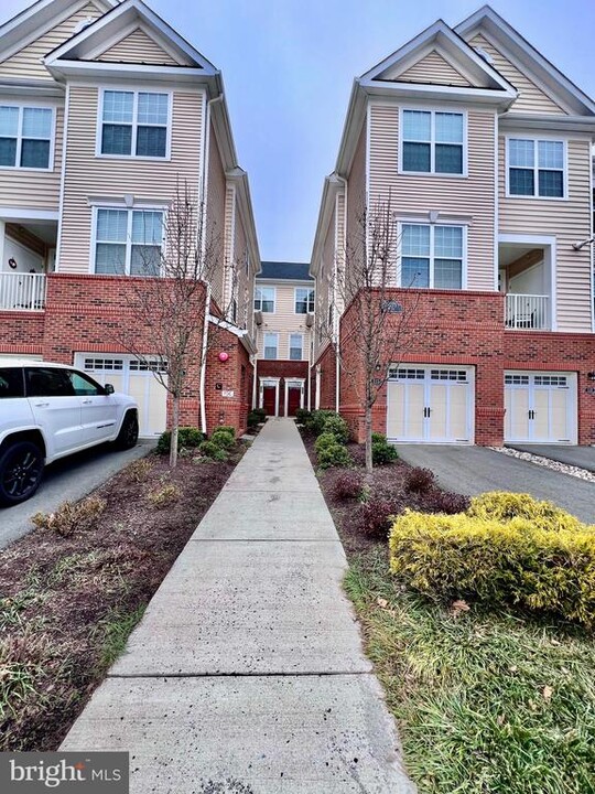 23275 Milltown Knoll Square-Unit -108 in Ashburn, VA - Foto de edificio