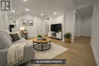 31 Pietro Dr in Vaughan, ON - Building Photo - Building Photo