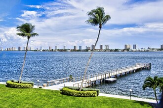 3040 Lake Shore Dr in Riviera Beach, FL - Building Photo - Building Photo