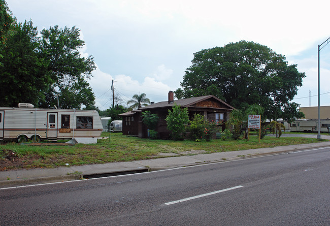 13740 N Nebraska Ave in Tampa, FL - Building Photo - Building Photo