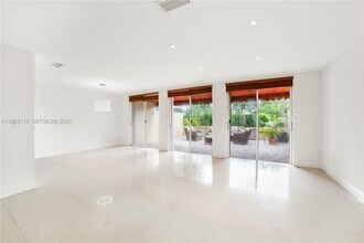 5127 NW 102nd Ct in Doral, FL - Building Photo - Building Photo