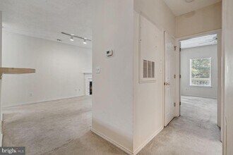 13070 Autumn Woods Way-Unit -202 in Fairfax, VA - Foto de edificio - Building Photo