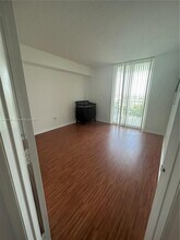 5077 NW 7th St in Miami, FL - Foto de edificio - Building Photo