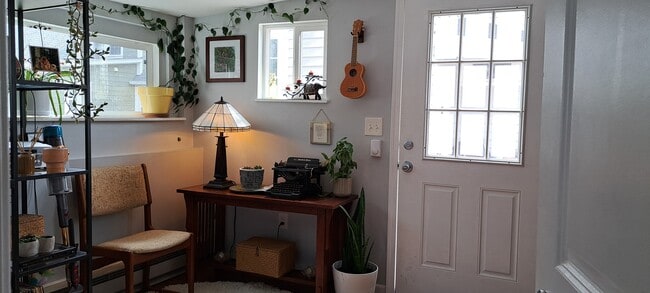 11 W Windsor Ave, Unit Carriage House in Alexandria, VA - Foto de edificio - Building Photo