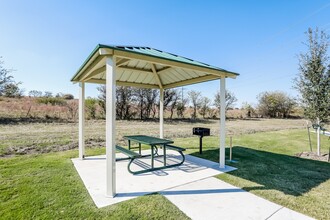 Chisholm Springs in Newark, TX - Foto de edificio - Building Photo