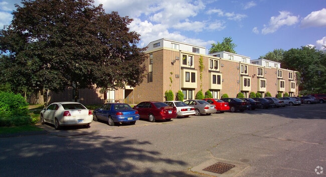 140 Silver Ln in East Hartford, CT - Foto de edificio - Building Photo