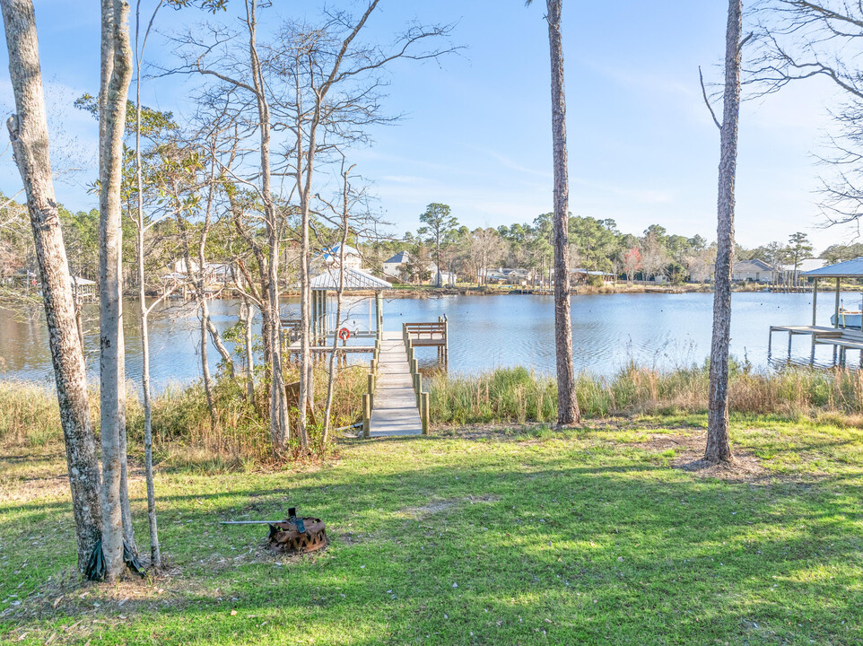 111 E Bayou Forest Dr in Freeport, FL - Building Photo