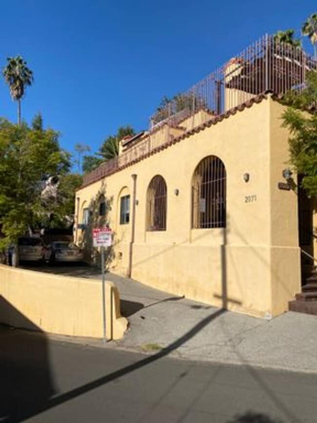 2071 Vista Del Mar Ave