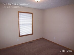 4452 W Huckleberry St in Springfield, MO - Foto de edificio - Building Photo