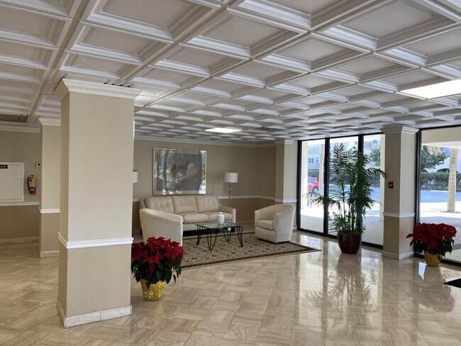 3460 S Ocean Blvd in Palm Beach, FL - Building Photo - Building Photo