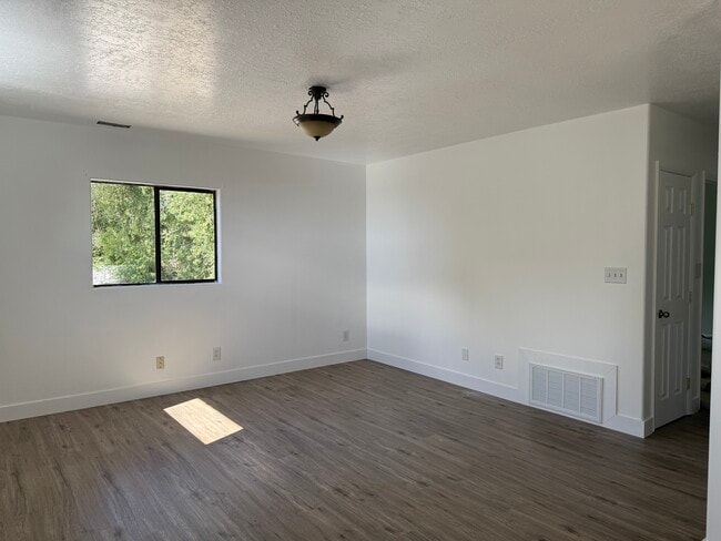 5366 S Jordan Canal Rd in Salt Lake City, UT - Building Photo - Building Photo
