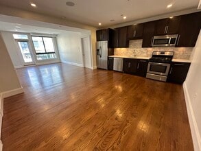 303 D St, Unit 3 in Boston, MA - Building Photo - Building Photo