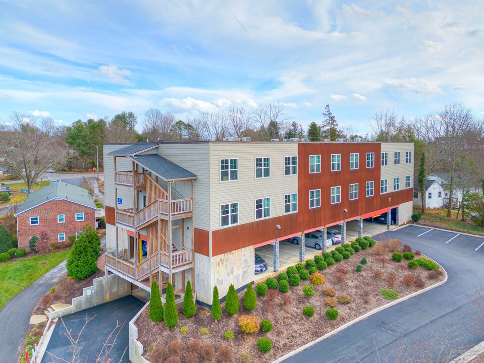 Hilltop in Blacksburg, VA - Foto de edificio