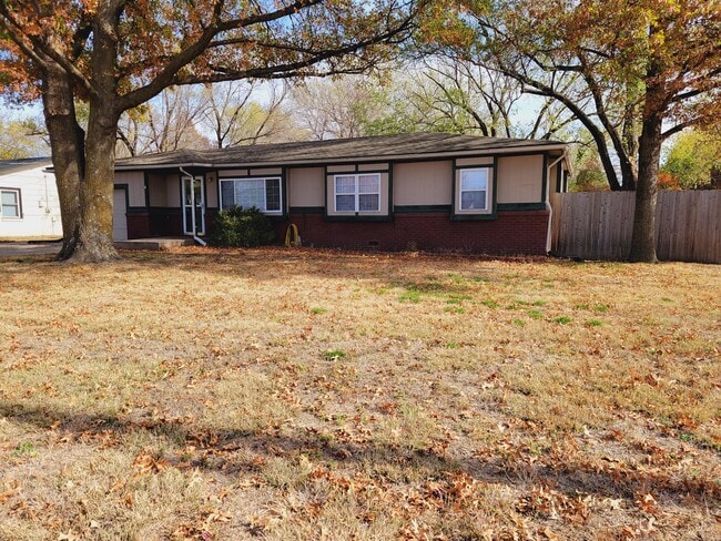 1744 S Lark Ln in Wichita, KS - Foto de edificio - Building Photo