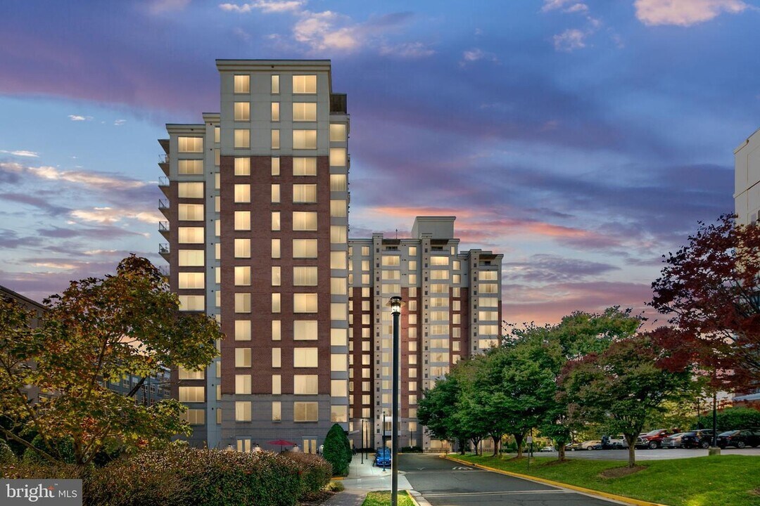 2726 Gallows Rd, Unit 505 in Vienna, VA - Building Photo