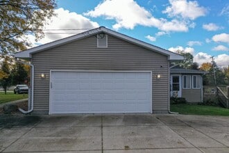 5151 Blossom Dr in Flushing, MI - Building Photo - Building Photo