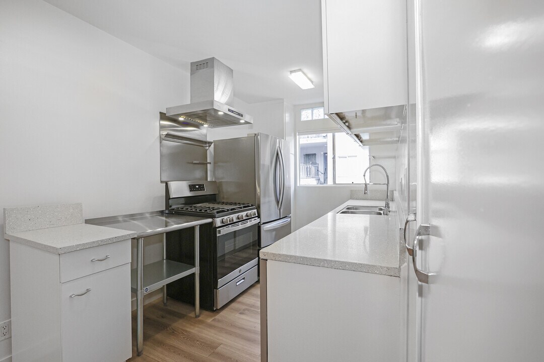 951 N Curson Ave in West Hollywood, CA - Building Photo