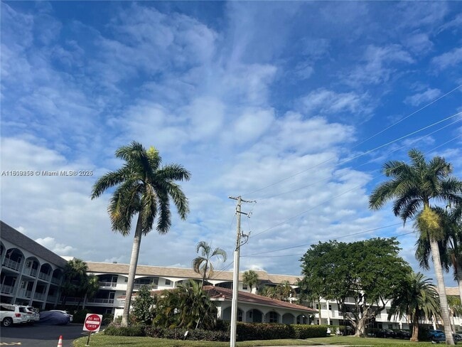 501 Blue Heron Dr in Hallandale Beach, FL - Building Photo - Building Photo