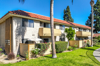 171 Mariposa Apartments in Anaheim, CA - Foto de edificio - Building Photo
