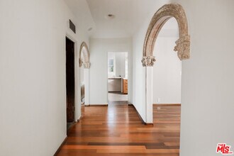 1302 N Sweetzer Ave in West Hollywood, CA - Building Photo - Building Photo