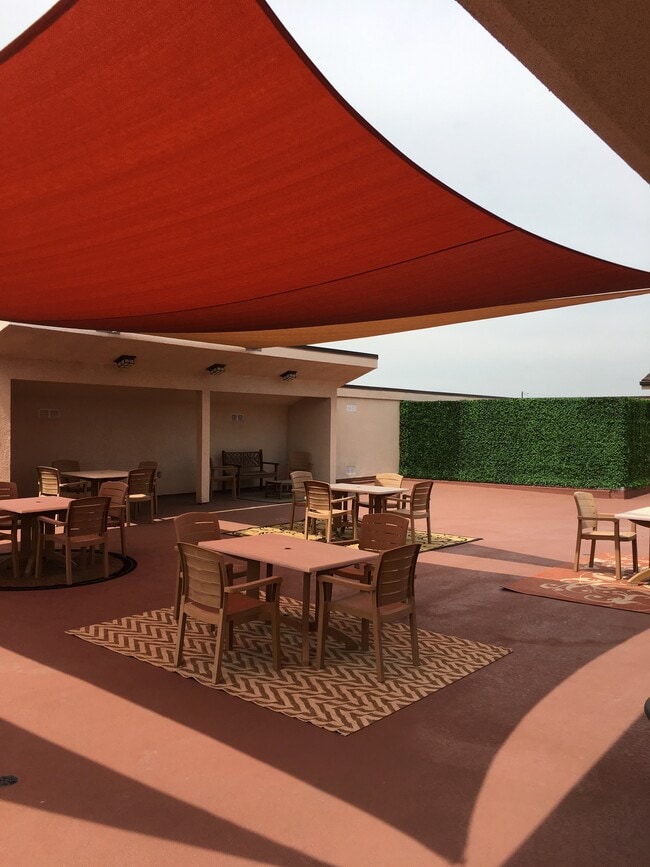 Skyview Terrace Apartments in Burbank, CA - Foto de edificio - Building Photo