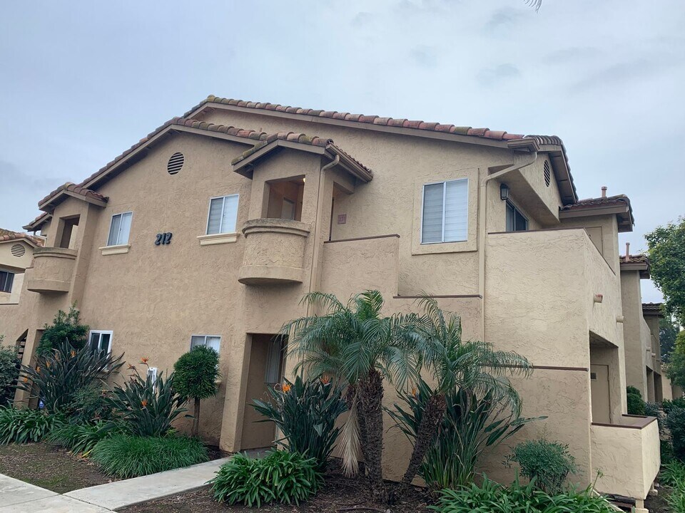 212 Woodland Pkwy in San Marcos, CA - Foto de edificio