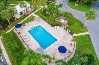 3901 SE St Lucie Blvd in Stuart, FL - Building Photo - Building Photo