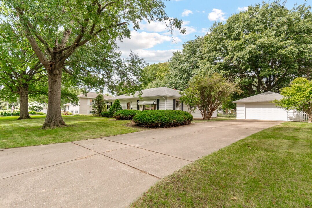 1238 S Hill Dr in Waterloo, IA - Building Photo