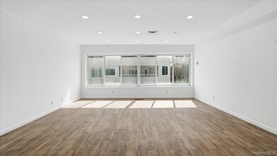 100 Cutter Mill Rd in Great Neck, NY - Foto de edificio - Building Photo