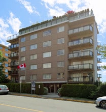 The Iona in West Vancouver, BC - Building Photo - Building Photo