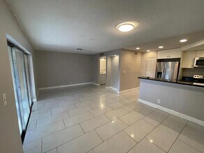 5844 Blueberry Ct in Lauderhill, FL - Building Photo - Building Photo