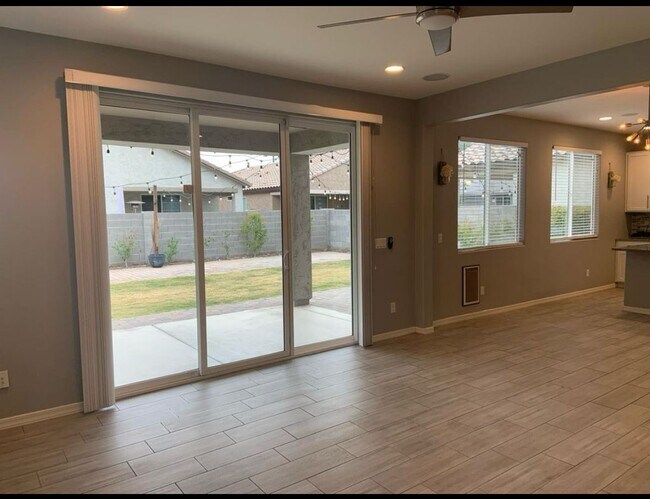 2217 W Betty Elyse Ln in Phoenix, AZ - Building Photo - Building Photo