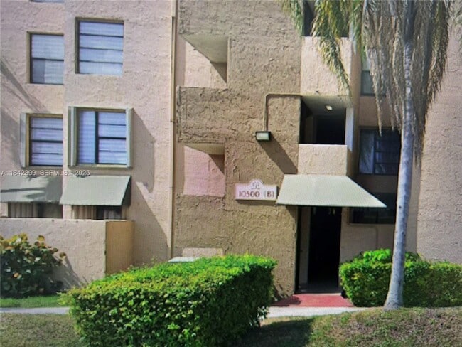 10500 SW 108th Ave in Miami, FL - Building Photo - Building Photo