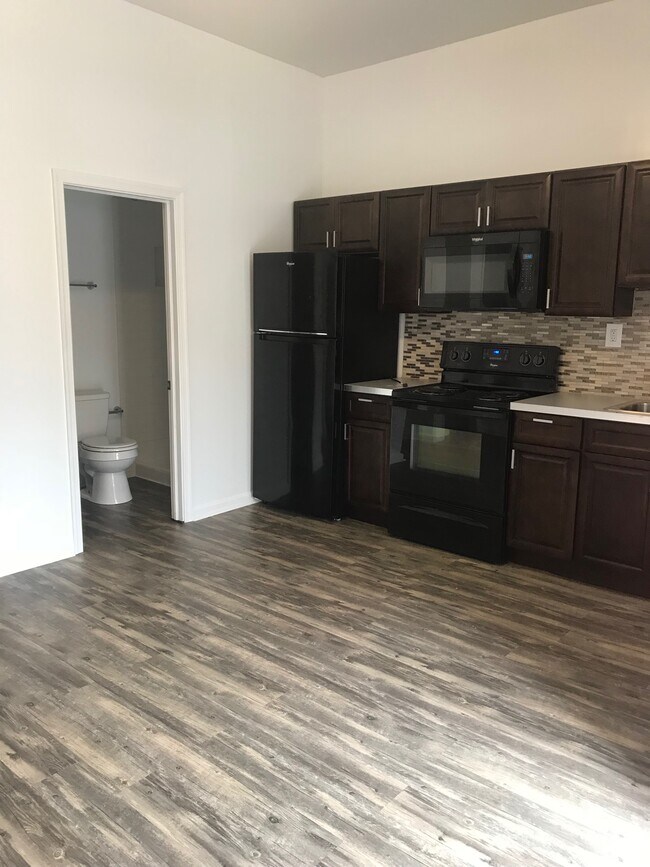 2106 E Chelten Ave in Philadelphia, PA - Building Photo - Building Photo