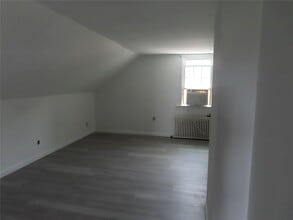 4 Granada Pkwy in Lindenhurst, NY - Building Photo - Building Photo
