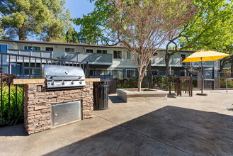 The Woods in Fremont, CA - Foto de edificio - Building Photo